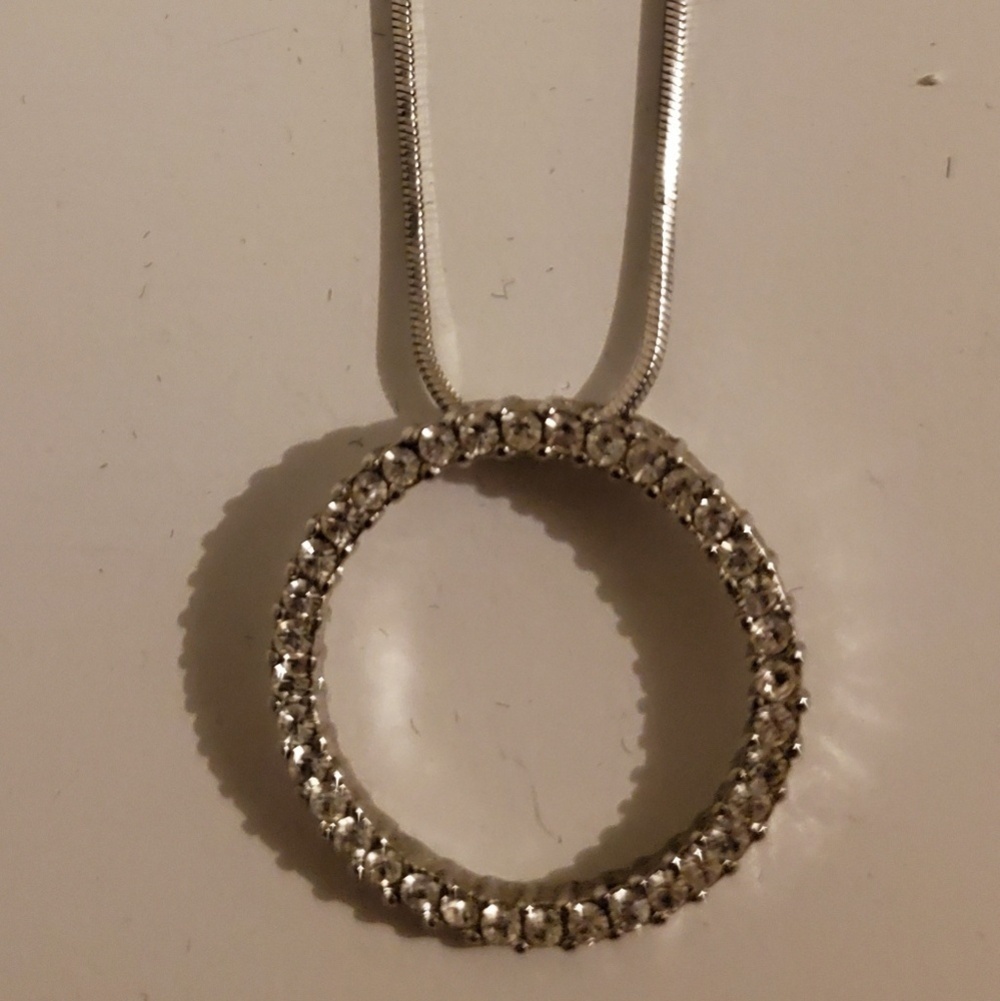 *N 📿 Rhinestone Circle Pendant Necklace - Picture 4 of 9